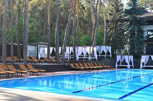 Güneşli mavi yüzme havuzu