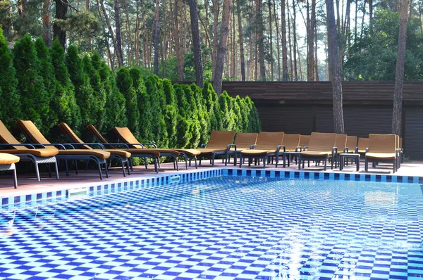 Piscine Bleue Avec Chaises Longues — Photo