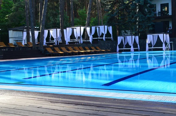 Piscina Azul Con Tumbonas —  Fotos de Stock