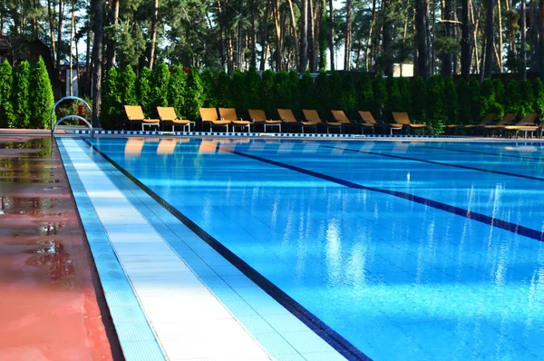 Piscina Azul Con Tumbonas —  Fotos de Stock