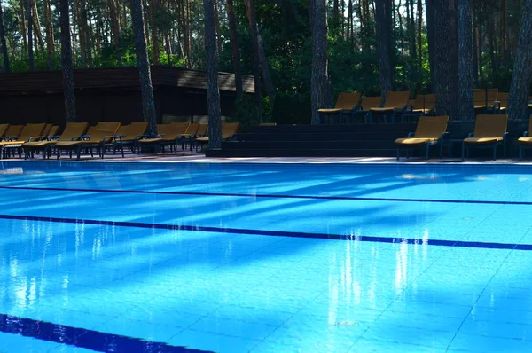 양지바른 라운지가 파란색 수영장 — 스톡 사진