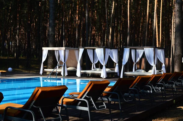 Piscina Azul Con Tumbonas —  Fotos de Stock