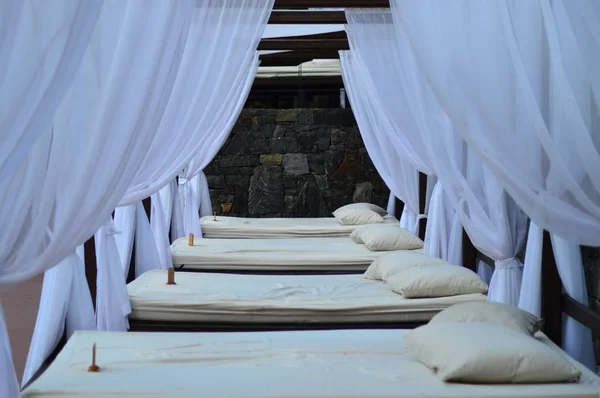 Güneşli mavi yüzme havuzu