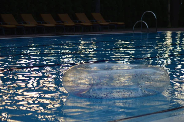 Güneşli Mavi Yüzme Havuzu — Stok fotoğraf