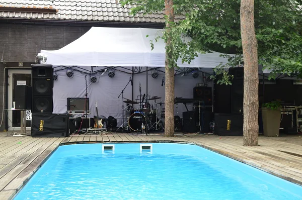 Güneşli mavi yüzme havuzu