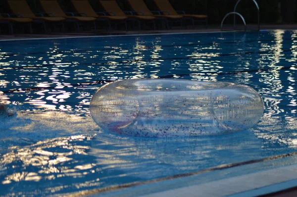 Güneşli Mavi Yüzme Havuzu — Stok fotoğraf