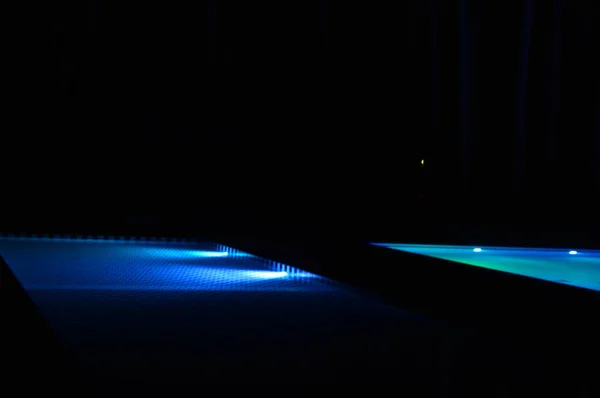 Piscina Azul Con Tumbonas — Foto de Stock