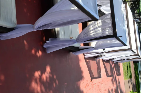 Güneşli mavi yüzme havuzu