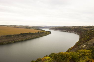 Nehir iki tepe arasında