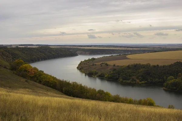 Kanyon ve nehir iki tepe arasında 
