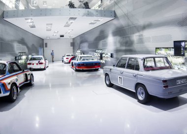 Garajda eski yarış otomobil