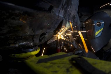 Bir araba ile Kaynak kıvılcım