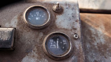 Araba paslı gösterge paneli. Eski araba..