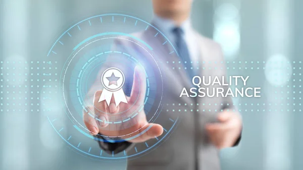 Minőségbiztosítás, garancia, szabványok, ISO tanúsítási és szabványosítási koncepció. — Stock Fotó