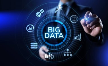 Büyük veri analiz teknolojisi internet teknolojisi kavramı. Sanal ekranda iş adamı düğmesine basıyor.