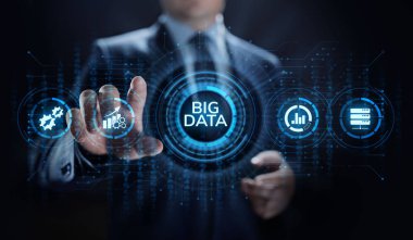 Büyük veri analiz teknolojisi internet teknolojisi kavramı. Sanal ekranda iş adamı düğmesine basıyor.