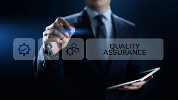 Обеспечение качества, гарантия, стандарты, концепция сертификации ISO и стандартизации. — стоковое фото