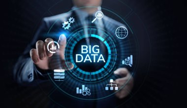 Büyük veri analiz teknolojisi internet teknolojisi kavramı. Sanal ekranda iş adamı düğmesine basıyor.