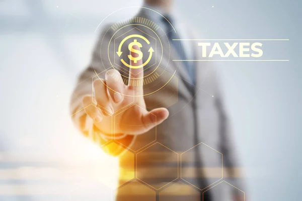 Φορολογική αναφορά φόροι πληρωμής χρηματοδότηση επιχειρηματική έννοια. Επιχειρηματίας που δείχνει την εικονική οθόνη. — Φωτογραφία Αρχείου