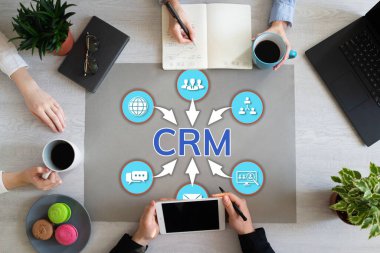Ofis masaüstünde CRM Müşteri İlişkileri Yönetimi kavramı.