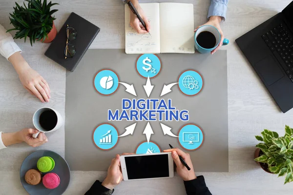 Digitális marketing SEO Keresőoptimalizálás tartalomkezelés online hirdetési koncepció irodai asztali. — Stock Fotó