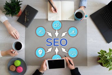 SEO Arama Motoru İyimserleştirme Dijital Pazarlama Ofis Masaüstünde Çevrimiçi Reklam Konsepti.
