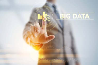 Büyük veri analiz teknolojisi internet teknolojisi kavramı. Sanal ekranda iş adamı düğmesine basıyor.