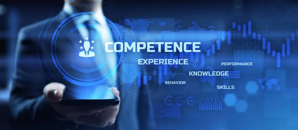 Competenza, competenze, concetto di business della conoscenza. Uomo d'affari premendo il pulsante con testo e icone sullo schermo virtuale. — Foto Stock
