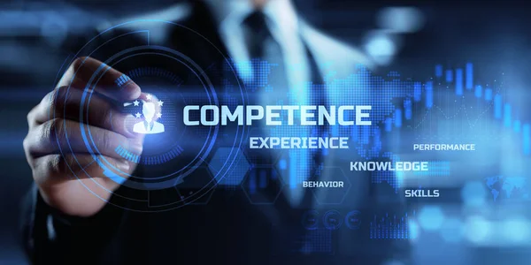 Competenza, competenze, concetto di business della conoscenza. Uomo d'affari premendo il pulsante con testo e icone sullo schermo virtuale. — Foto Stock