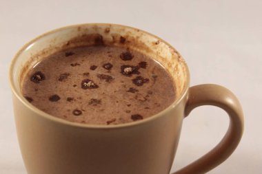 Kapuçino beyaz zemin üzerine bir fincan