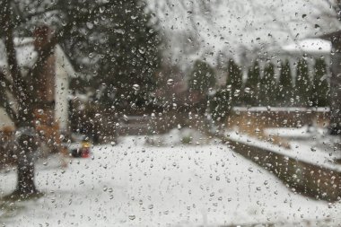 Su bulanık kış manzara arka planda penceresindeki damla. 