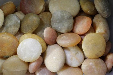 Arka plan olarak nehir kaya