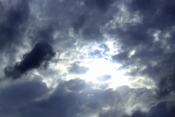 Stürmische Wolkenlandschaft Schwarze Wolken Mit Sonnenlicht Der Mitte — Stockfoto