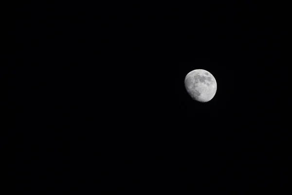Prawie Pełnia Księżyca Izolowana Czarnym Nocnym Niebie — Zdjęcie stockowe