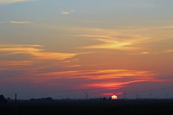 日落与风力涡轮机在地平线上 — 图库照片