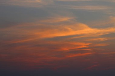 Turuncu ve sarı bulutlar ile renkli cloudscape