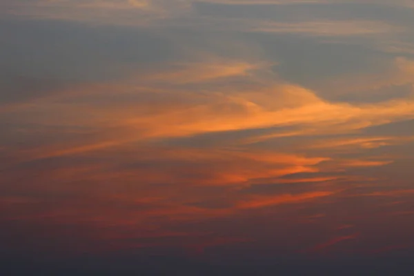 Bunte Wolkenlandschaft Mit Orangen Und Gelben Wolken — Stockfoto