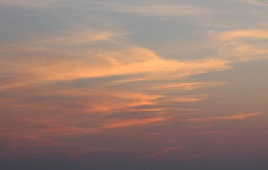 Gün batımında turuncu ve mavi bulutlar ile renkli cloudscape