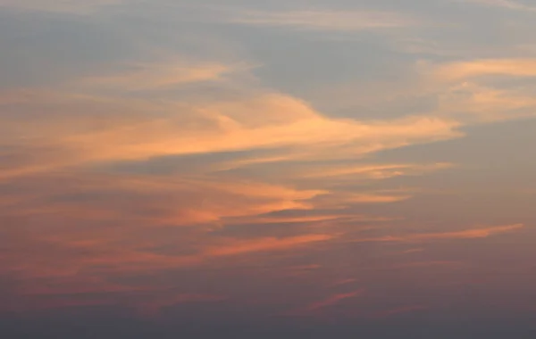 Bunte Wolkenlandschaft Mit Orangen Und Blauen Wolken Bei Sonnenuntergang — Stockfoto