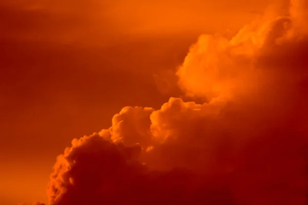 Leuchtend Orangefarbene Gewitterwolke Bei Sonnenuntergang — Stockfoto