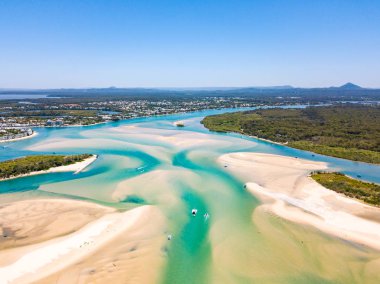 Noosa nehir ve Noosa Sunshine Coast Queensland, Avustralya üzerinde canlı mavi su ile havadan görünümü tükürmek