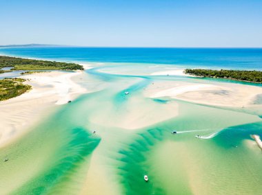 Noosa nehir ve Noosa Sunshine Coast Queensland, Avustralya üzerinde canlı mavi su ile havadan görünümü tükürmek