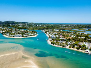 Noosa nehir ve Noosa Sunshine Coast Queensland, Avustralya üzerinde canlı mavi su ile havadan görünümü tükürmek