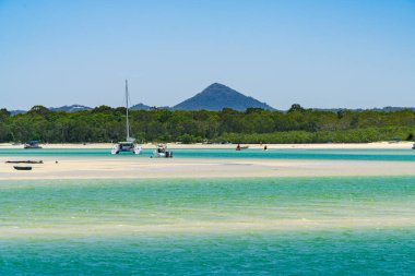 Sunshine Coast Queensland, Avustralya üzerinde mavi gökyüzü mavi su ile mükemmel bir gün Noosa tükürülmüş