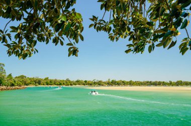 Sunshine Coast Queensland, Avustralya üzerinde mavi gökyüzü mavi su ile mükemmel bir gün Noosa tükürülmüş