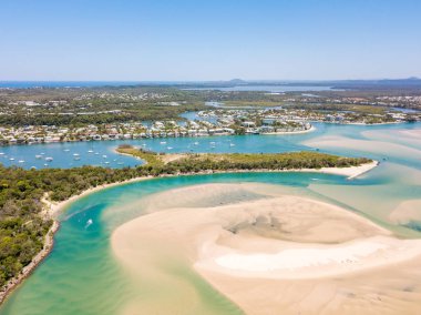 Noosa nehir ve Noosa Sunshine Coast Queensland, Avustralya üzerinde canlı mavi su ile havadan görünümü tükürmek