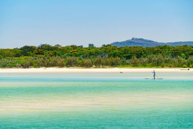Sunshine Coast Queensland, Avustralya üzerinde mavi gökyüzü mavi su ile mükemmel bir gün Noosa tükürülmüş