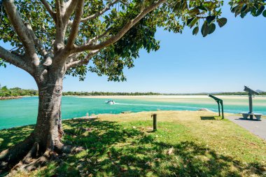 Sunshine Coast Queensland, Avustralya üzerinde mavi gökyüzü mavi su ile mükemmel bir gün Noosa tükürülmüş