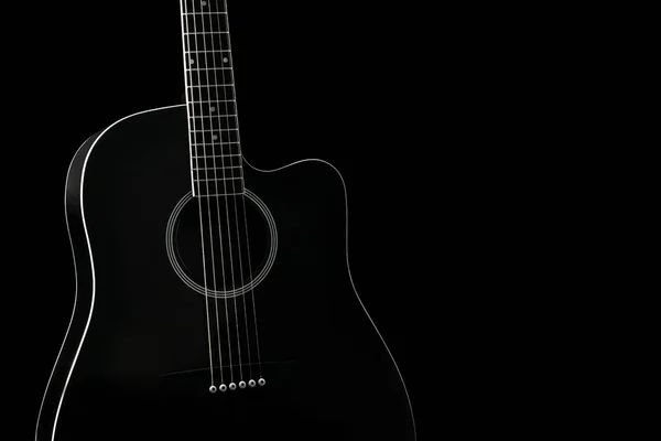 Guitarra Acústica Negra Aislada Sobre Fondo Negro — Foto de Stock