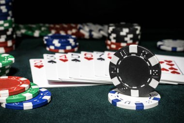 Poker fişleri ve kartları